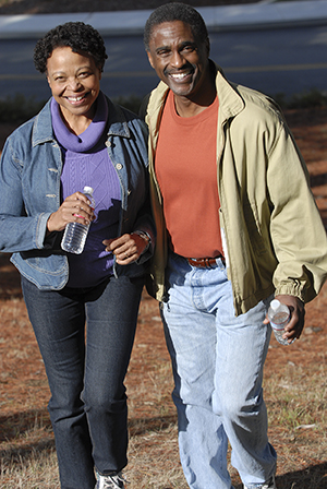 Hombre y mujer al aire libre, caminando.